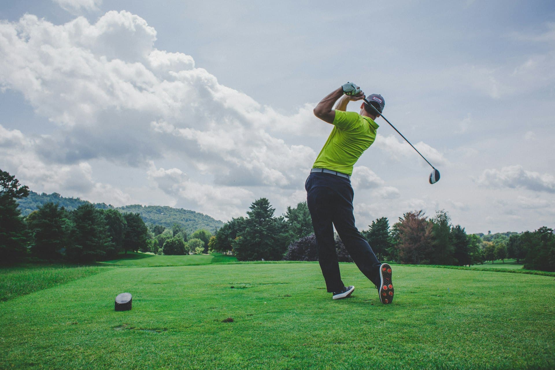 Golf community homes in Henderson and the Las Vegas Valley Desert golf community fairway in Southern Nevada — Anthem and Henderson golf-course living
